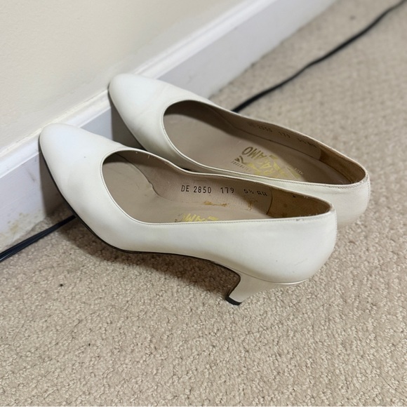 Vintage 90s Salvatore Ferragamo White Leather Pumps - Picture 3 of 11
